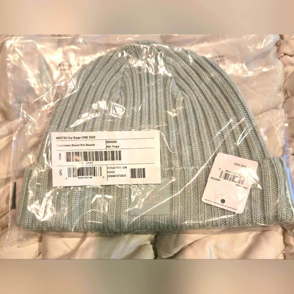 Alo Yoga Cashmere Beanie - Picture 6 of 9